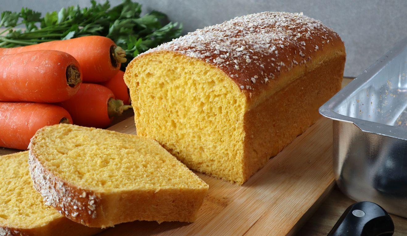 O preparo exige um pouco de paciência por causa do tempo de descanso da massa, necessário para que o fermento faça efeito e o pão fique leve.