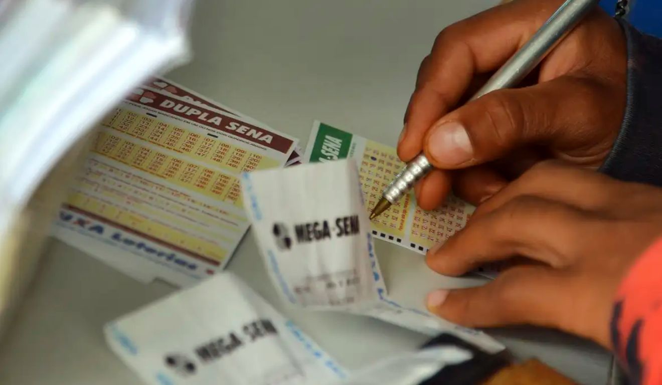 O concurso 3.074 da Mega-Sena está previsto para sábado (24), a partir das 21h, pelo horário de Brasília. O prêmio estimado é de R$ 230 milhões.