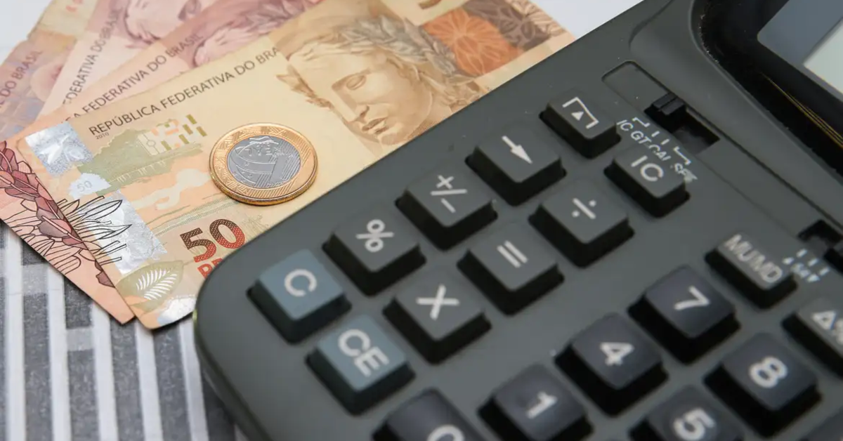 STJ decidiu que parte do salário pode ser penhorada para pagar dívidas não alimentares, mesmo quando a renda é inferior a 50 salários mínimos.