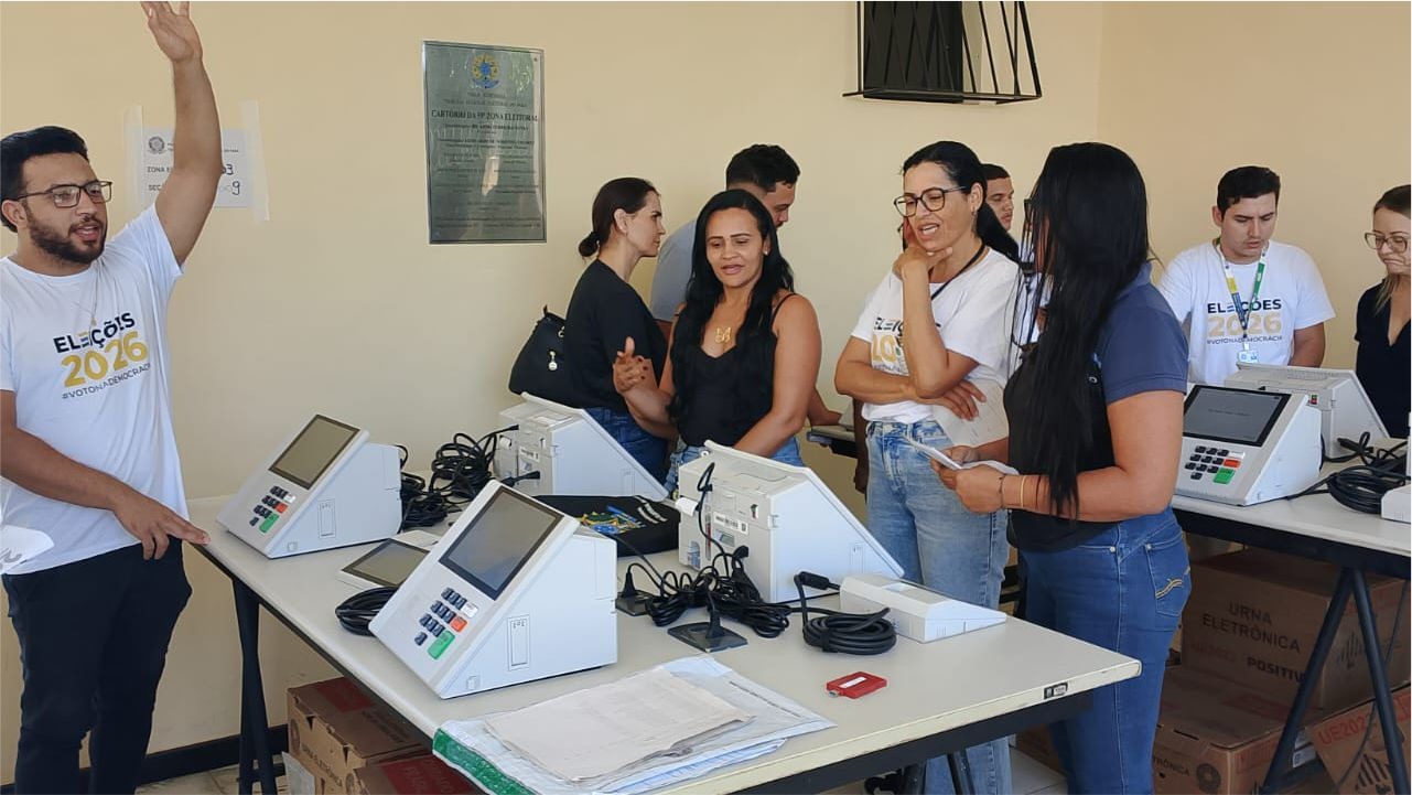 Colaboradores da 59ª Zona Eleitoral realizam treinamento prático sobre procedimentos das urnas eletrônicas para as Eleições 2026.