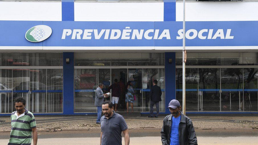 Descubra como solicitar o acréscimo de 25% no INSS para aposentados por incapacidade permanente que precisam de assistência. Veja quem tem direito.