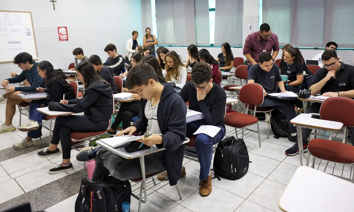 O Fies é o programa federal que oferece financiamento para quem deseja estudar em uma instituição privada de ensino superior.