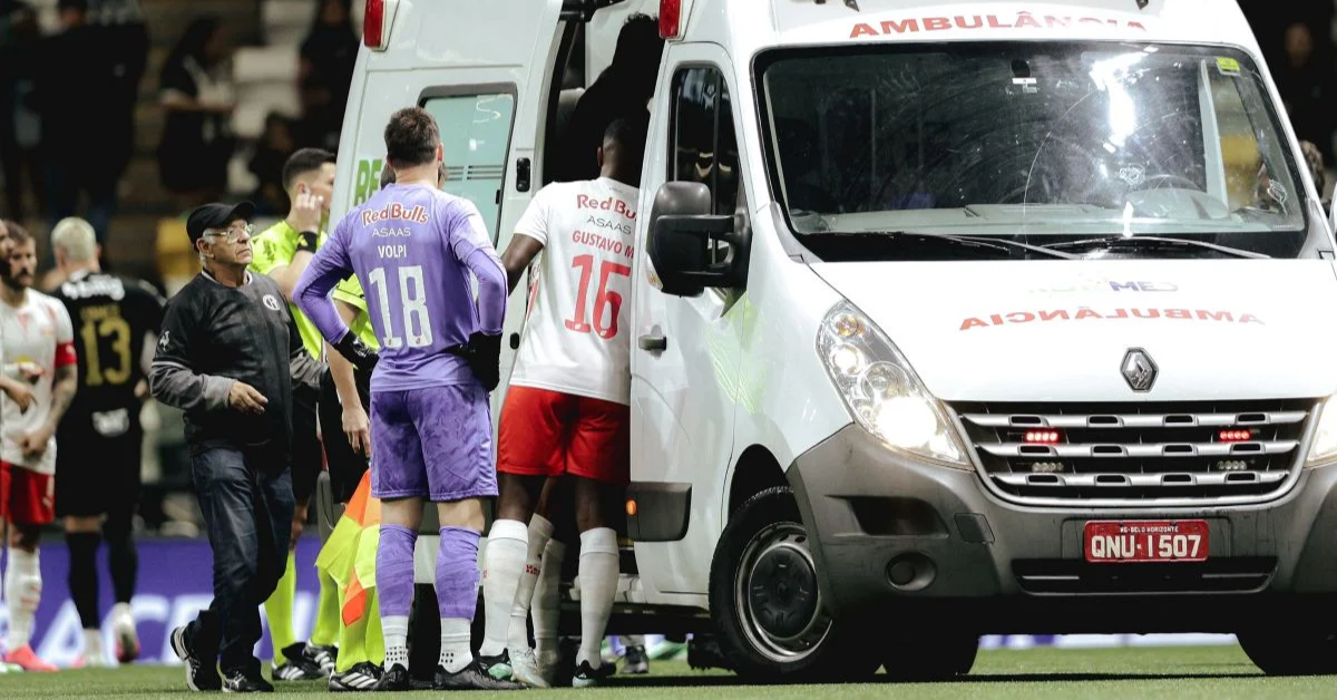 Alix Vinícius precisou ser retirado de ambulância após ficar desacordado depois de um forte choque de cabeça com Vitor Hugo na Arena MRV.