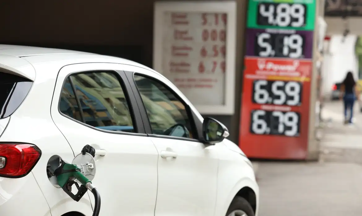 Segundo o governo, os conflitos no Oriente Médio contribuíram para pressionar as cotações do petróleo nas últimas semanas.