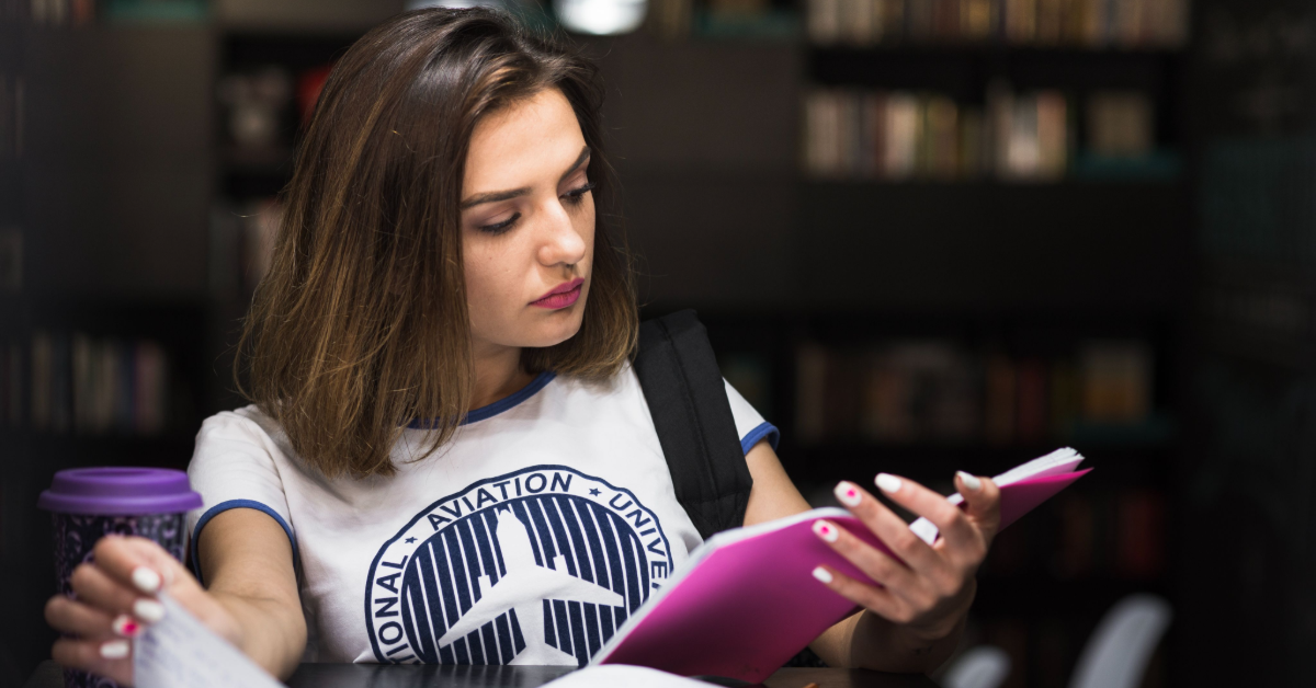 Faltando poucas semanas para o Enem 2026, não é preciso passar o dia inteiro estudando para chegar bem preparado. Organização, resolução de questões, revisão, treino de redação e boas horas de sono podem fazer a diferença na reta final.