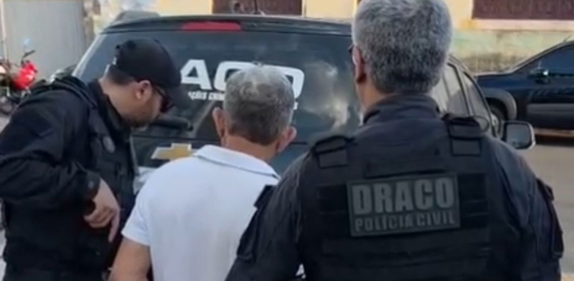 Durante a abordagem, os policiais ainda localizaram papéis que continham possíveis respostas da prova objetiva do concurso público.