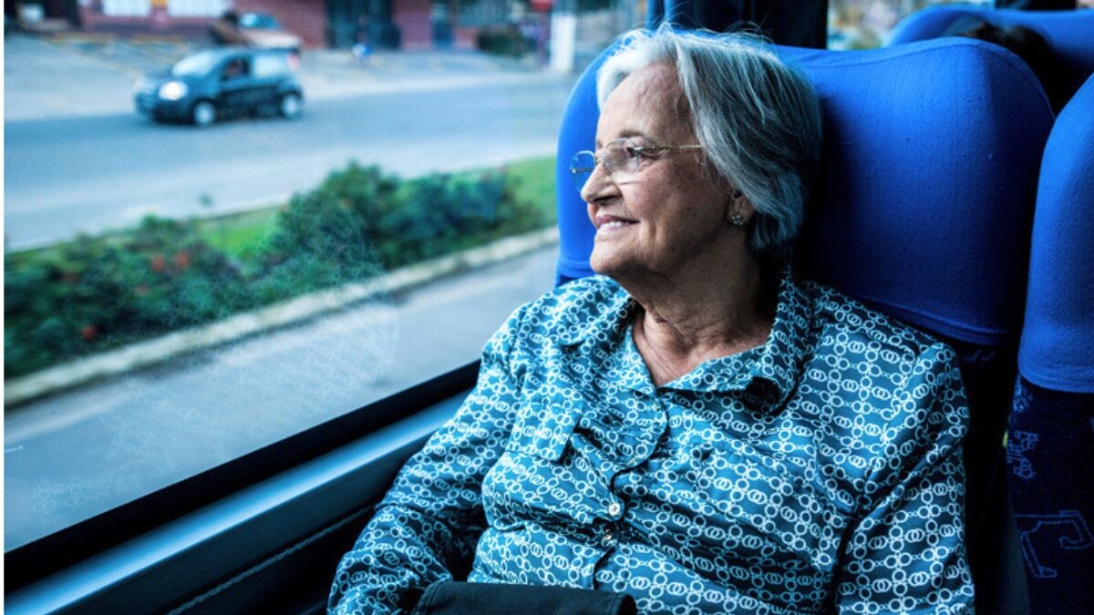 Aprenda como idosos podem viajar de ônibus de graça. Veja requisitos, documentação e orientações sobre o benefício de transporte.