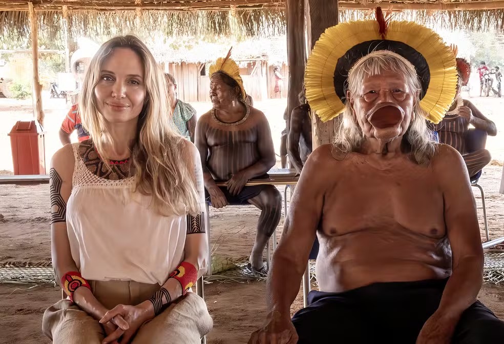 A atriz Angelina Jolie e o cacique Raoni