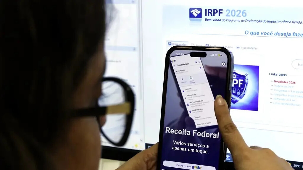 Receita Federal paga 4º lote do IRPF 2026. Veja como consultar sua restituição e o que fazer em caso de problemas nas informações.