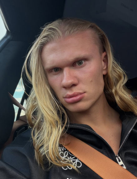 Erling Haaland, astro do Manchester City, cortou os longos cabelos loiros.