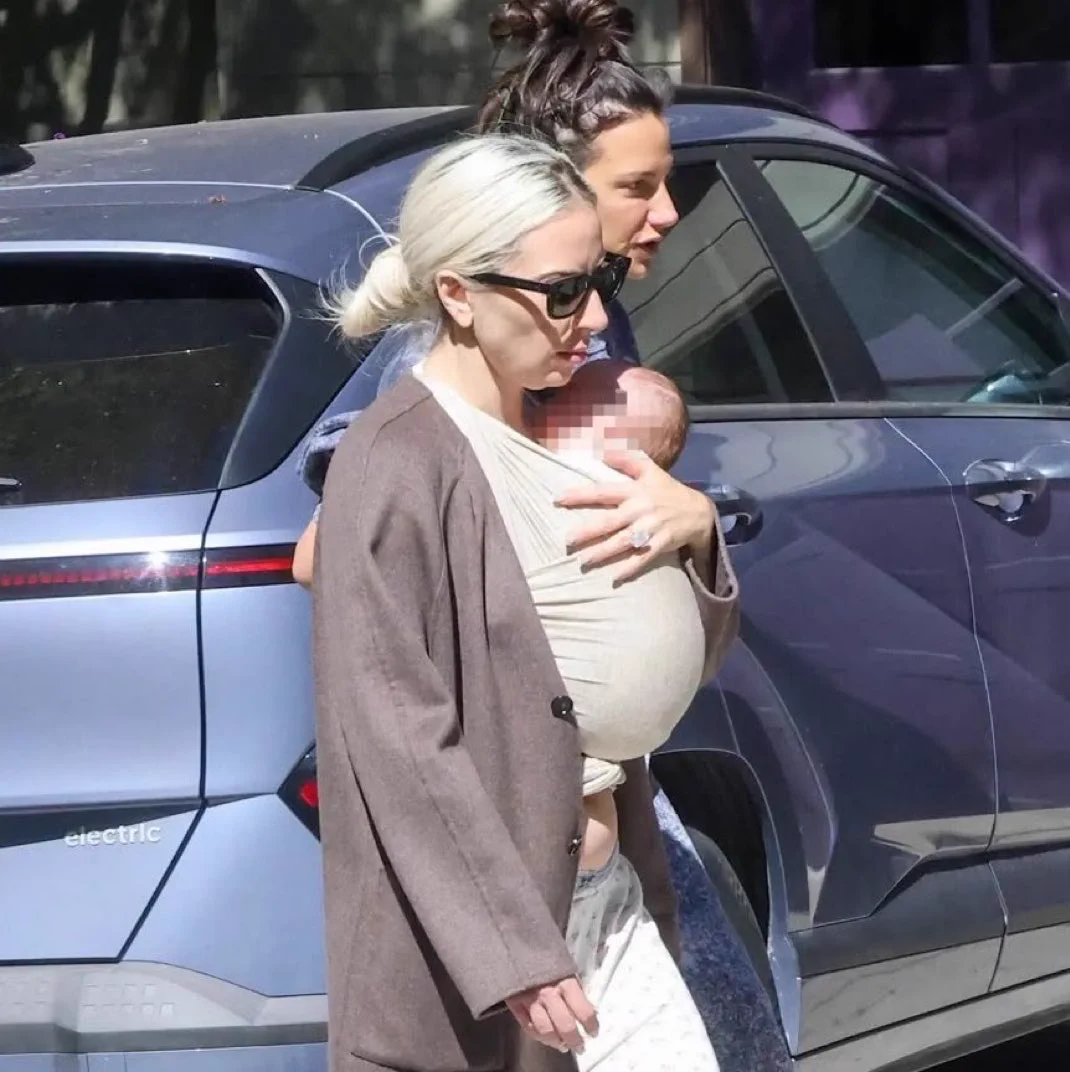 Lady Gaga foi vista com um bebê no colo na última sexta-feira (11).