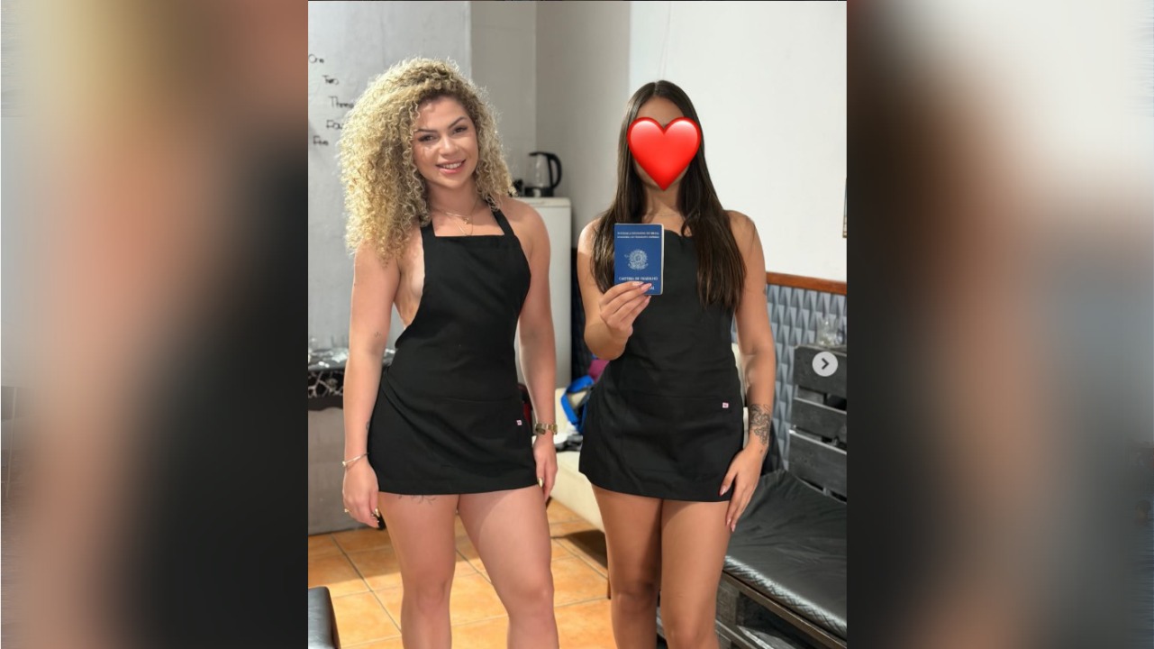 Empresária Daniella Motta posa ao lado da nova assistente contratada para a barbearia nudista em Florianópolis.