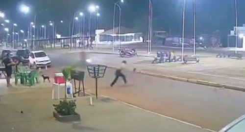 A mãe chegou a ser atingida poe uma motocicleta, mas a filha não ficou ferida.