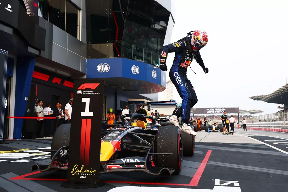 Verstappen triunfa no GP do Bahrein em corrida marcada por chuva forte e atraso