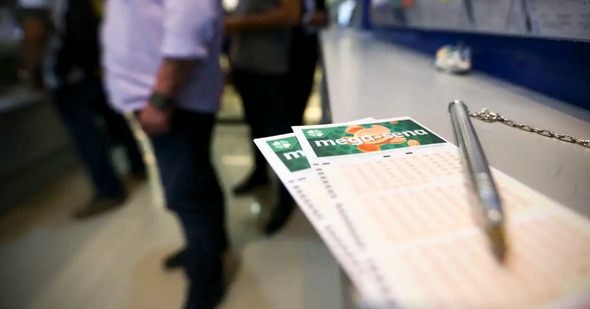 A Mega-Sena pode pagar R$ 45 milhões nesta terça-feira (18/08). O concurso 3.046 será sorteado às 21h, após ninguém acertar as seis dezenas no último concurso.