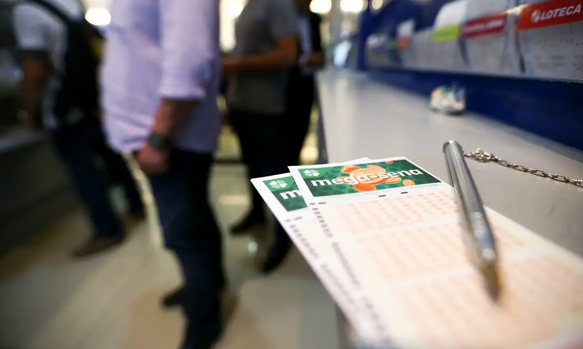 A Mega-Sena sorteia nesta quinta-feira (10) prêmio estimado em R$ 76 milhões.
