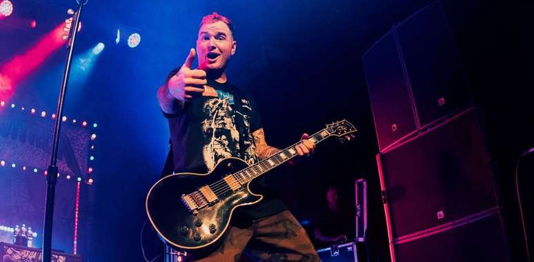 Nascido em Coral Springs, na Flórida, Gilbert ajudou a fundar o New Found Glory em 1997, aos 16 anos.