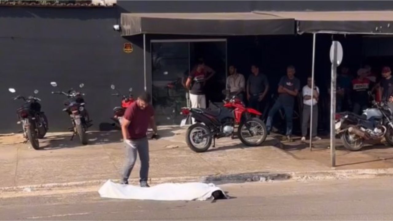 Movimentação policial e da equipe do Samu no local do crime para constatação do óbito e coleta de pistas iniciais.