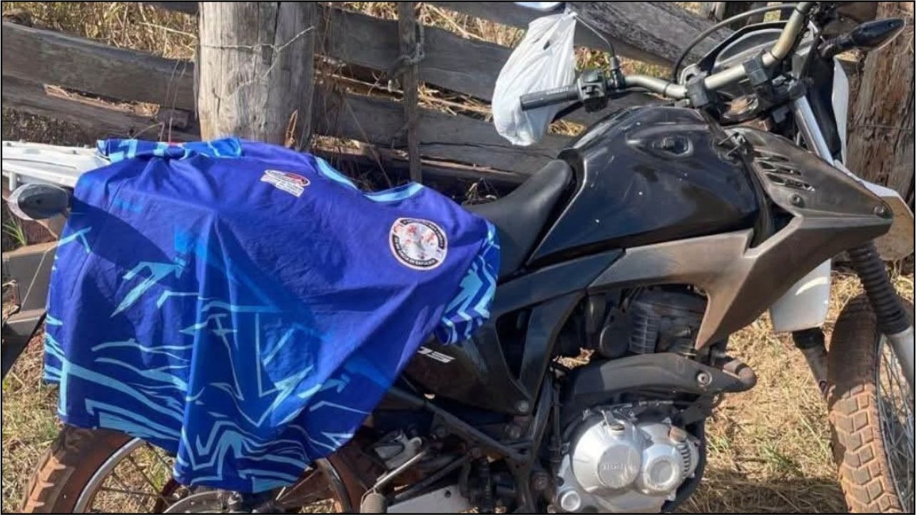 Suspeito abandonou moto e foi encontrado em área de mata