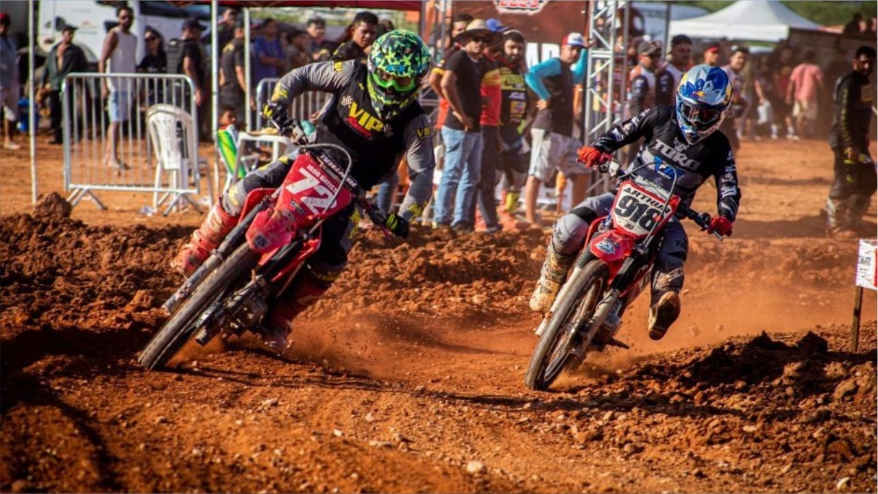 Pilotos de motocross aceleram durante treinos para etapas estaduais de esporte radical em Canaã dos Carajás.