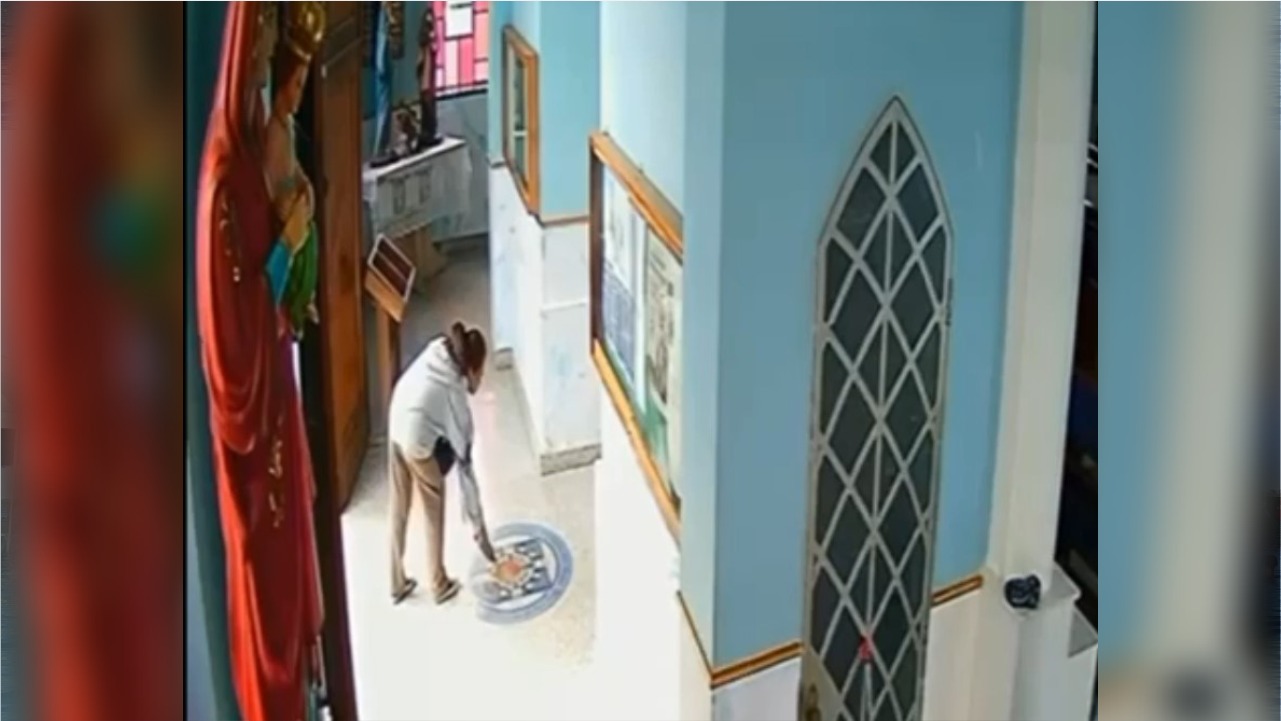 Câmeras do circuito interno de segurança registraram o momento exato em que a mulher despejou o material sobre o piso do templo.