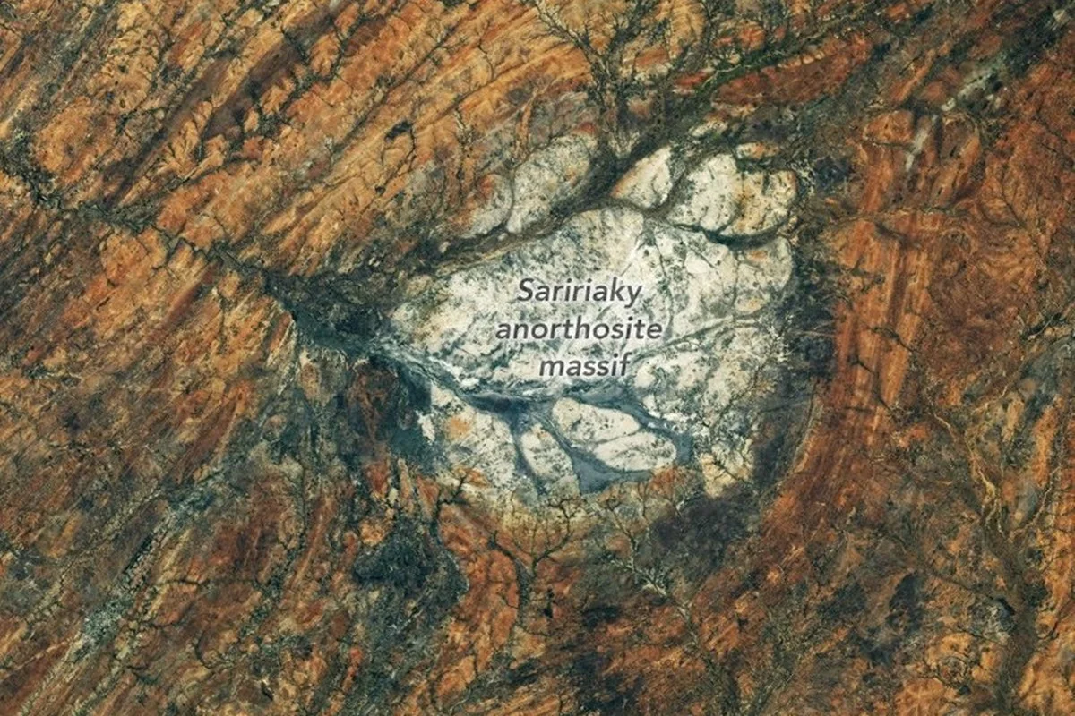Registrado por astronauta na Estação Espacial Internacional, o maciço de Saririaky tem pelo menos 600 milhões de anos e composição semelhante à de áreas da superfície lunar.