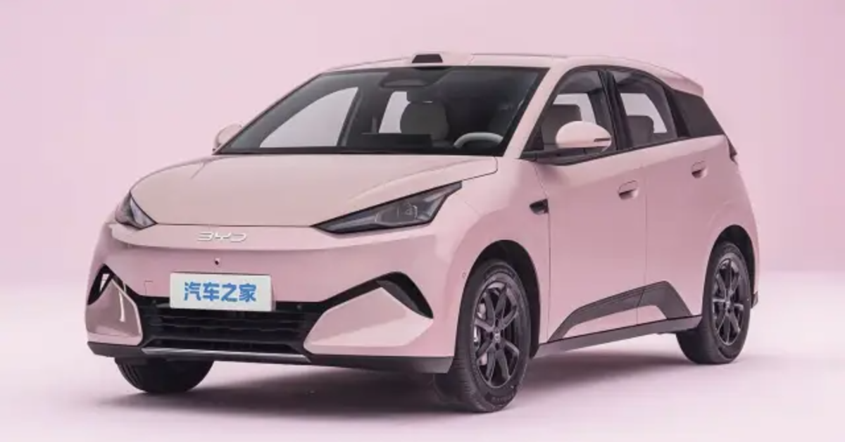 Nova geração do BYD Dolphin Mini cresce, ganha motor traseiro de 129 cv, porta-malas dianteiro e mais espaço interno para enfrentar rivais como o Geely EX2.