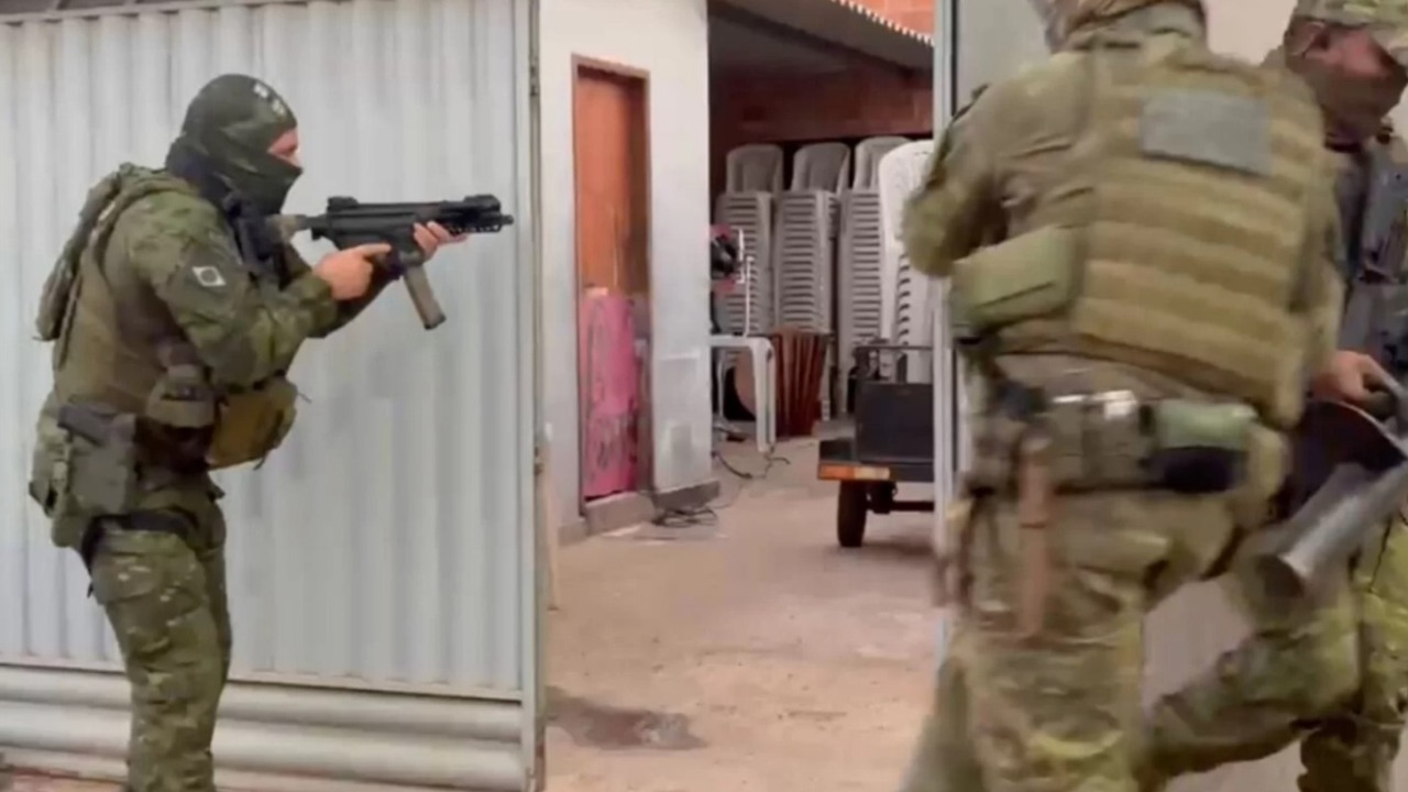 Policiais civis durante operação da força-tarefa que investiga a onda de homicídios em Parauapebas.