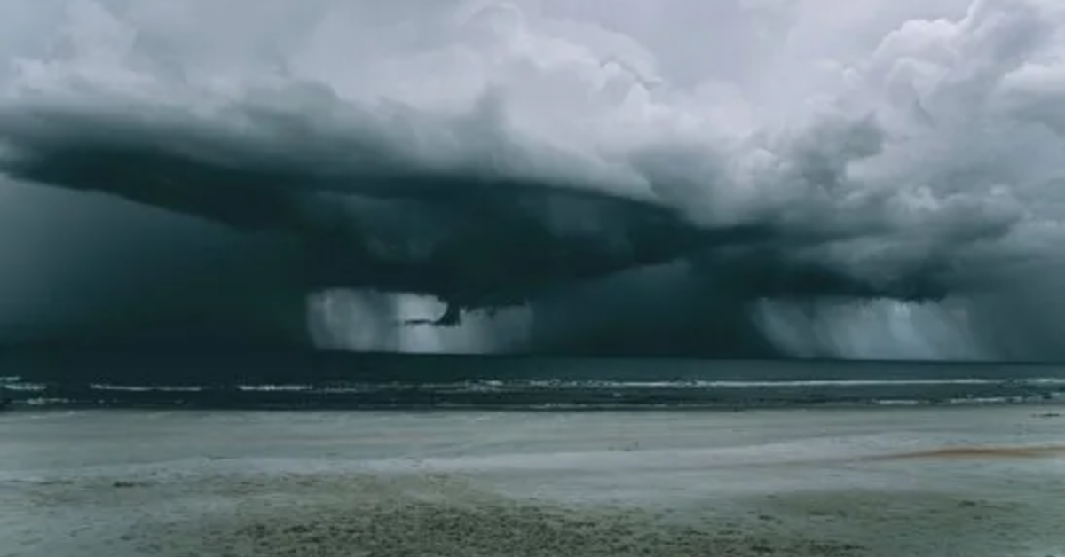 Ciclone extratropical deve atingir o Sul do Brasil com chuva intensa, granizo e ventos fortes, além de acumulados que podem chegar a 200 mm em 48 horas.