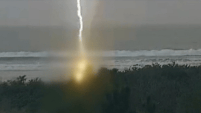Uma mulher de 39 anos morre em Santa Catarina após ser atingida por um raio em praia durante tempestade. O acidente destaca os riscos em áreas abertas.