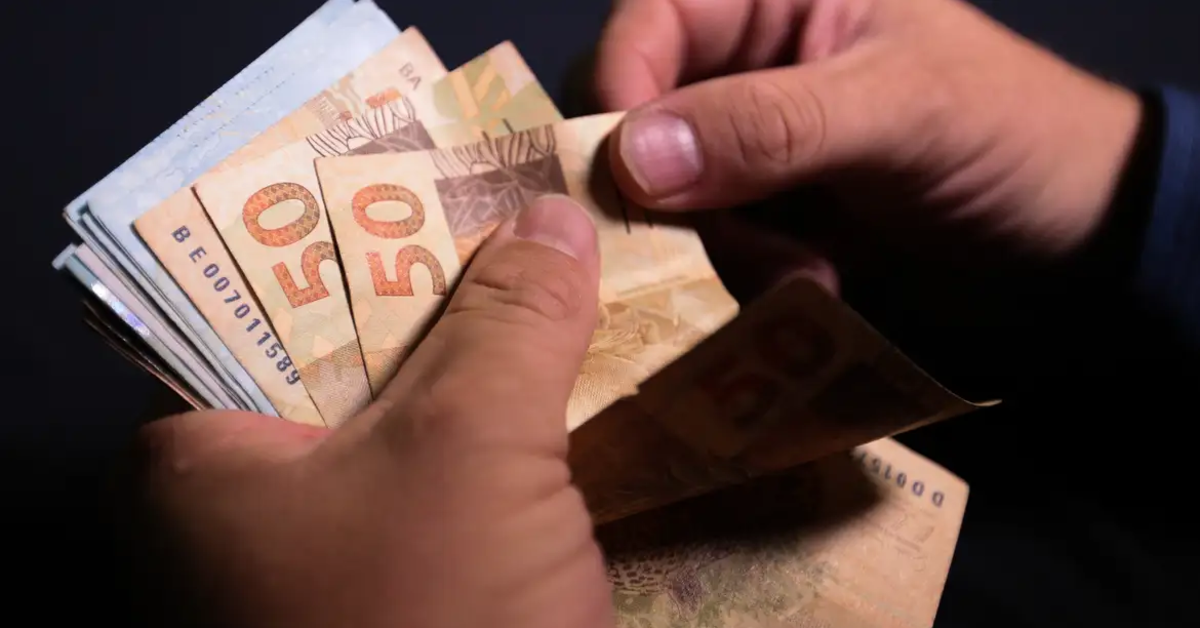 Trabalhadores com carteira assinada devem ficar atentos aos prazos do 13º salário em 2026: a primeira parcela vence em 30 de novembro, enquanto a segunda será antecipada para 18 de dezembro.