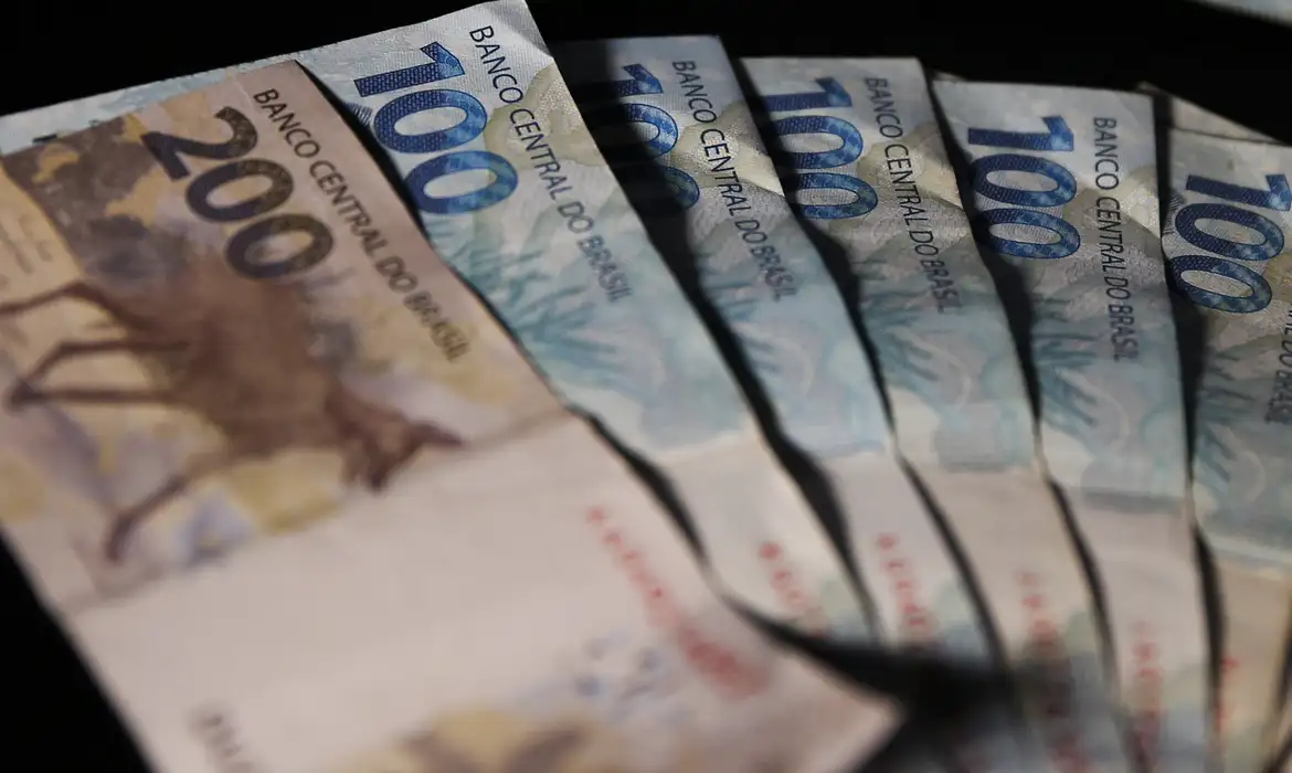 O valor médio pago varia de R$ 2,8 mil a R$ 2,9 mil, dependendo do tempo de trabalho e do salário da época.