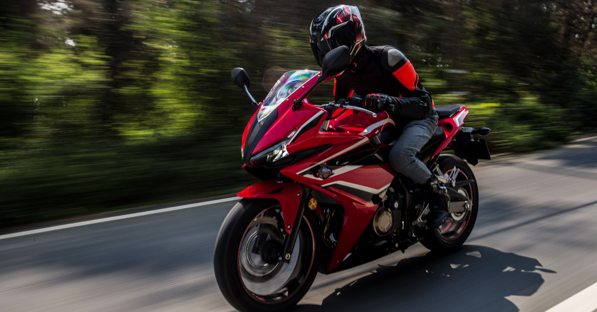 Quer gastar menos combustível com a moto? Pequenas mudanças na pilotagem podem fazer diferença no fim do mês.