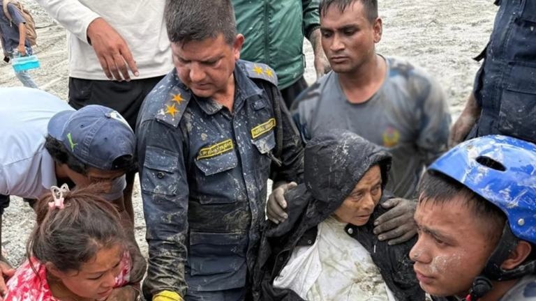 A operação contou com militares do Nepal e especialistas sul-coreanos em resposta a desastres.