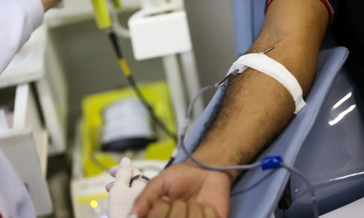 Novas regras para doação de sangue reduzem períodos de espera em casos como tatuagem, micropigmentação, exames, uso de medicamentos e viagens para áreas com malária.