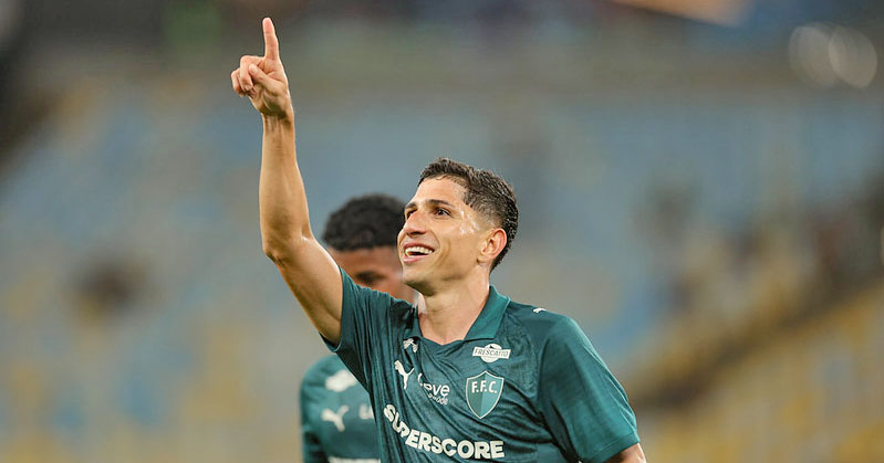 Savarino marcou três vezes e liderou a goleada
