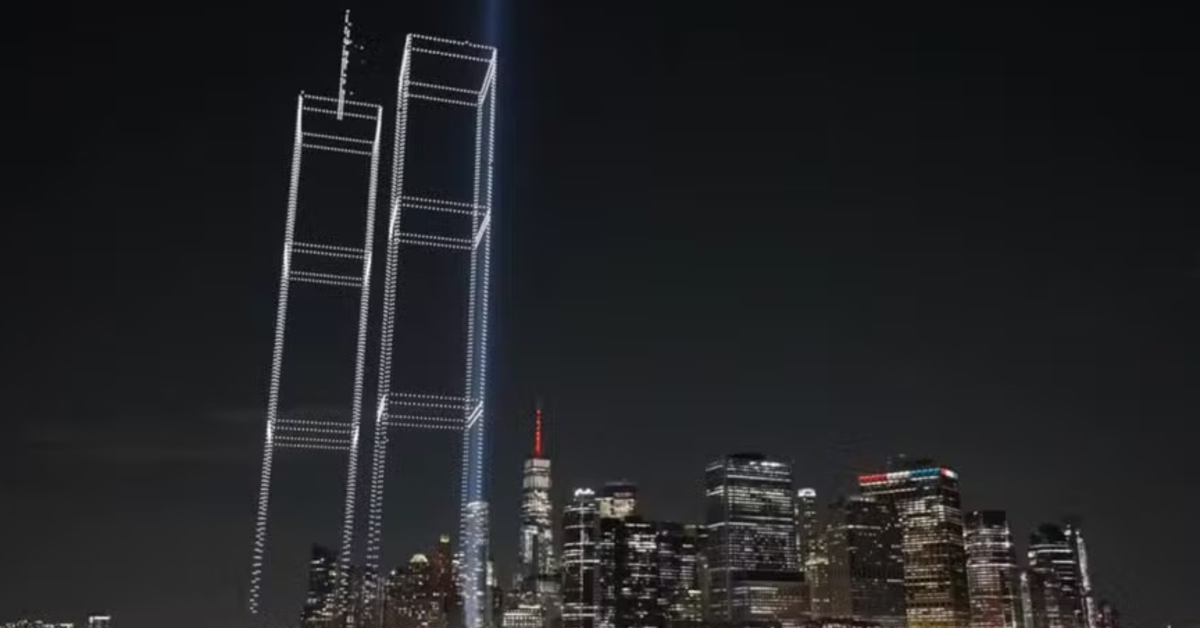 25 anos após o 11 de Setembro, as Torres Gêmeas voltaram a iluminar o céu de Nova York; 2.977 drones reproduziram o contorno dos prédios destruídos, representando cada uma das vítimas dos atentados de 2001.