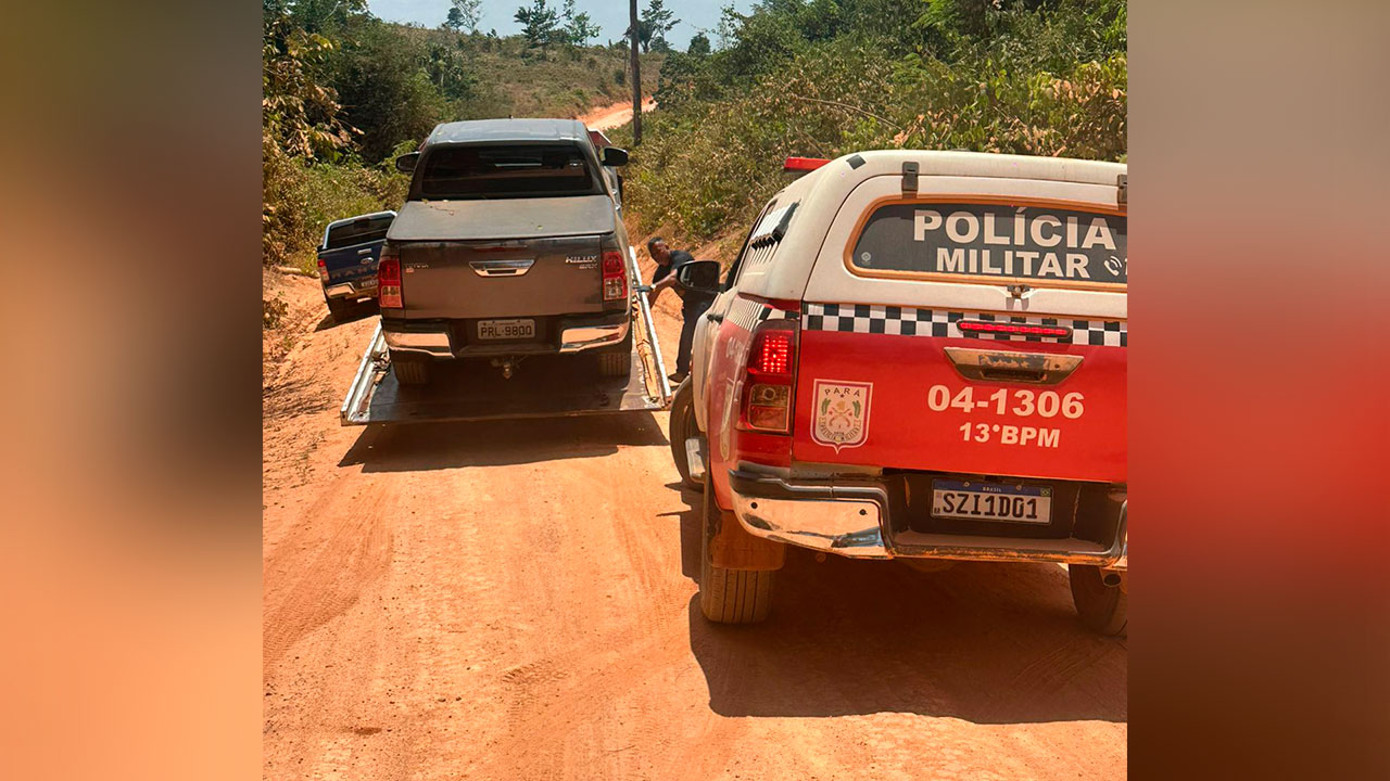 Agente do 13º BPM atua na recuperação da Toyota Hilux encontrada em área de mata na Vicinal Tucunaré, zona rural de Tucuruí.