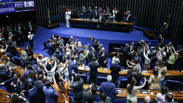 Veja como votaram os senadores sobre o fim da escala 6x1 no Brasil e as implicações da nova PEC aprovada.