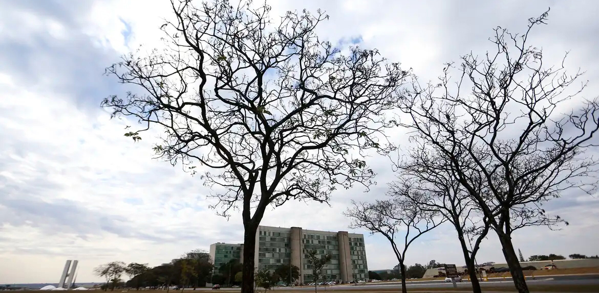 Chuva isolada e temperaturas elevadas marcam o dia