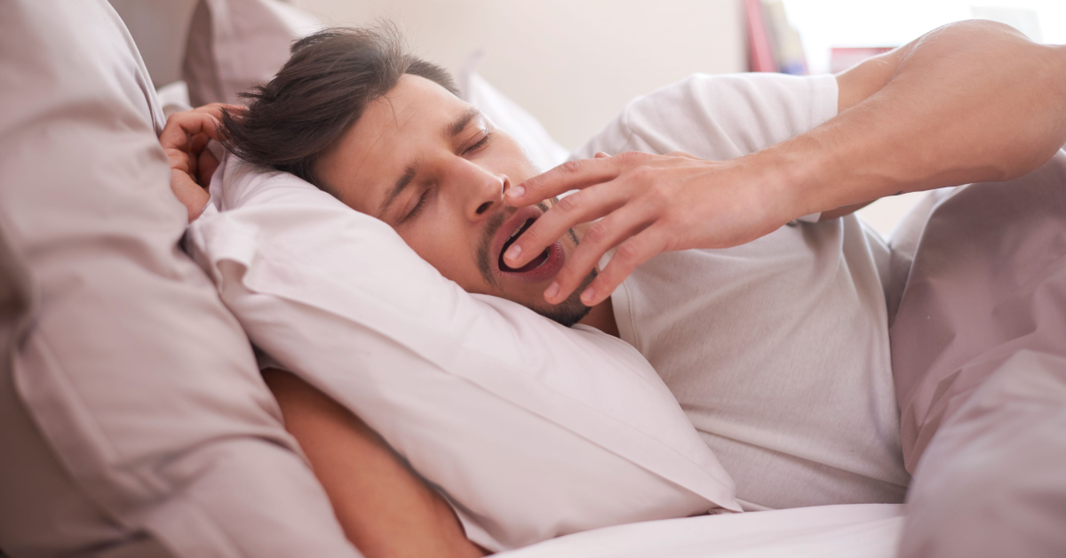 Ronco alto, pausas na respiração e cansaço durante o dia podem ser sinais de apneia do sono, distúrbio que pode afetar a memória, a concentração e a saúde cardiovascular.