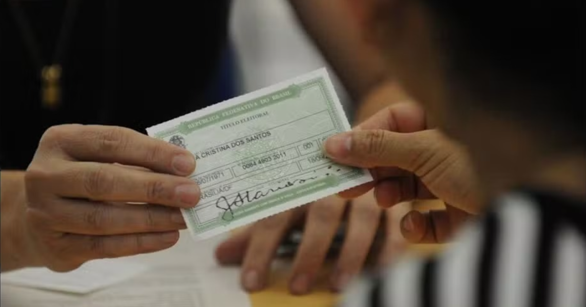 Para votar nas Eleições 2026, não é obrigatório levar o título de eleitor em papel. O eleitor pode apresentar um documento oficial com foto ou usar o e-Título, desde que o aplicativo exiba a fotografia.
