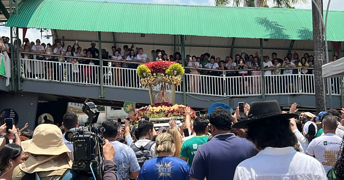 Imagem peregrina de Nossa Senhora de Nazaré recebe homenagens na Unama, na BR-316, durante parada do traslado do Círio 2026.