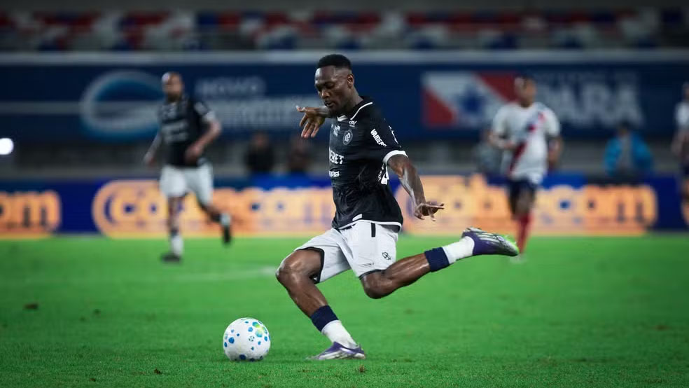 Tchamba está fora do duelo contra o Vasco devido a lesão no joelho, complicando os planos do Remo na busca por pontos no Brasileirão.