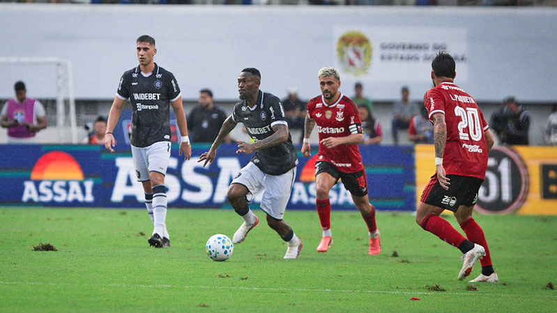 Clube do Remo negocia renovação de Tchamba por três temporadas; descubra o que falta para o acordo ser fechado.