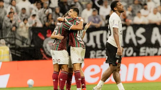 Corinthians sofre mais uma derrota no Brasileirão e acumula sete jogos sem vencer, aumentando a pressão sobre a equipe e o técnico Fernando Diniz.