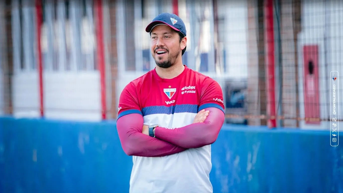 Thiago Carpini chega a Belém para comandar o Remo na luta contra o rebaixamento no Brasileirão.