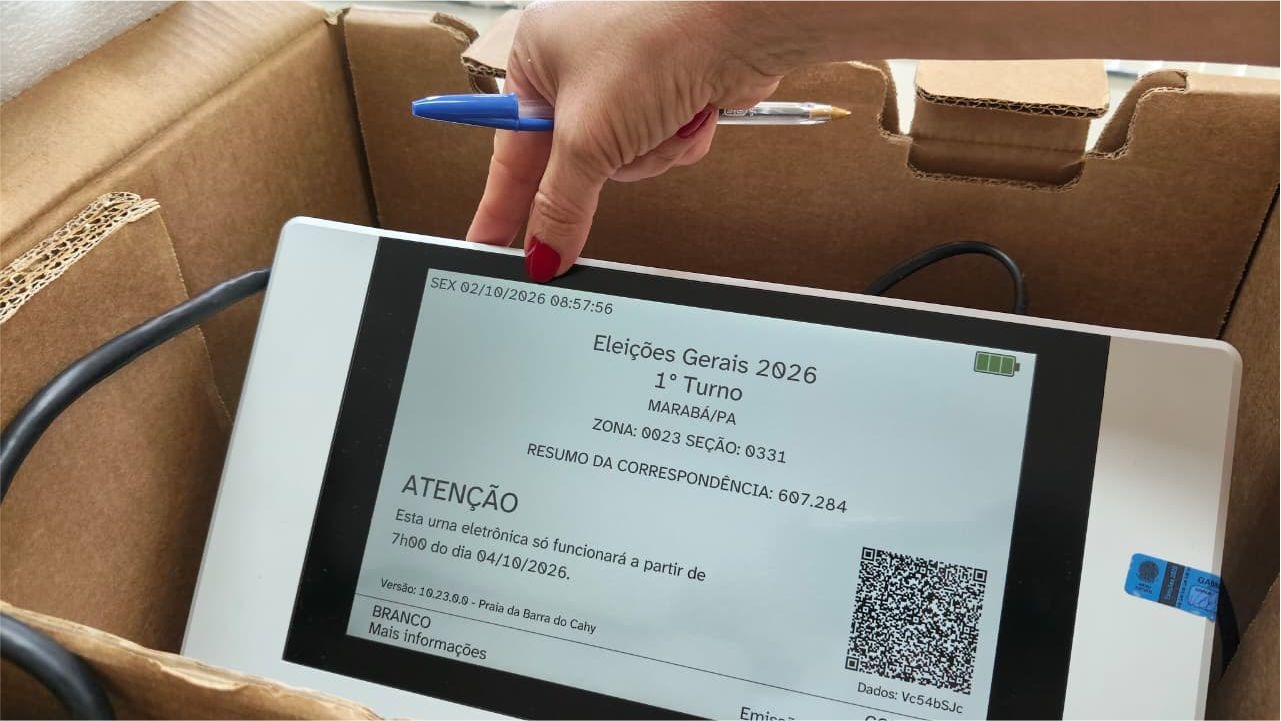 Após a conclusão das checagens e eventuais ajustes, as urnas são lacradas e organizadas em rotas estratégicas.
