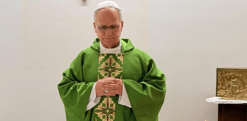 O papa Leão XIV se recupera bem após cirurgia.