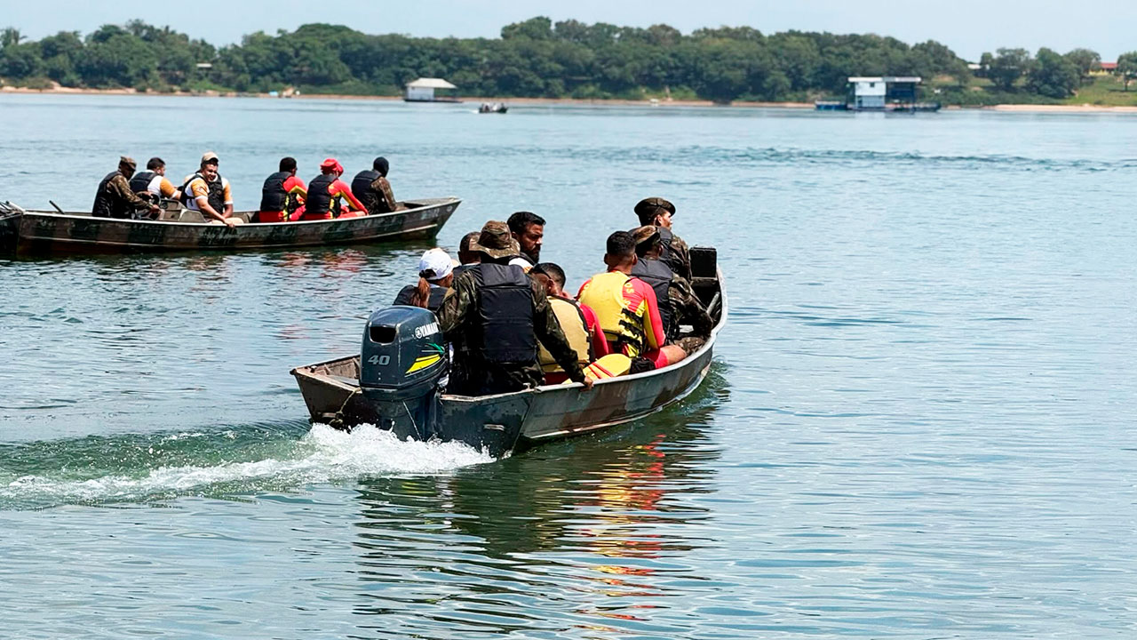 Equipes do Corpo de Bombeiros, militares do 52º BIS e diretoria do Círio avaliam as condições de navegabilidade do Rio Tocantins, em Marabá.